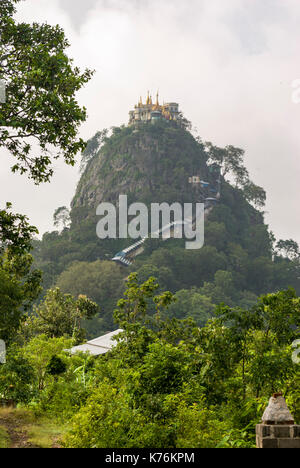 Le mont Popa, Myanmar, Birmanie Banque D'Images