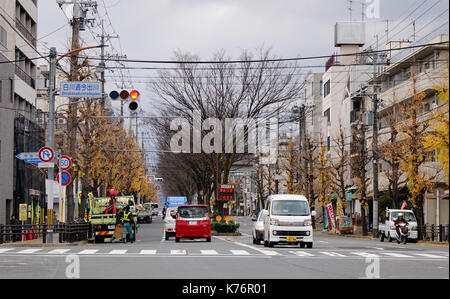 Kyoto, Japon - 25 décembre 2015. Les véhicules sur la rue à Kyoto, au Japon. les transports au Japon est aussi très coûteux en comparaison internationale. Banque D'Images