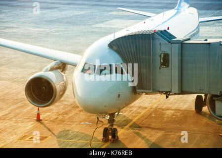 La préparation de l'avion de décoller à l'aéroport, l'embarquement des passagers à l'avion joint pont Banque D'Images