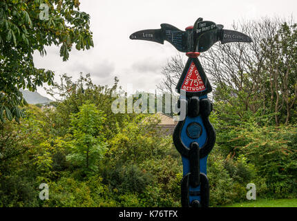 Randonnée à vélo 75 sign post directions sur eau de Leith walkway et piste cyclable, Stedfastgate, Warriston, Trinity, Édimbourg, Écosse, sur les mauvais jours Banque D'Images