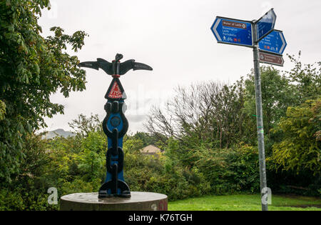 Randonnée à vélo 75 sign post directions sur eau de Leith walkway et piste cyclable, Stedfastgate, Warriston, Trinity, Édimbourg, Écosse, sur les mauvais jours Banque D'Images