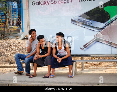 Yangon, Myanmar - Feb 27, 2016. Les jeunes hommes à la station de bus de Yangon, Myanmar, Yangon. Aussi appelée Rangoon, ville, capitale du Myanmar (Birmanie) indépendant Banque D'Images