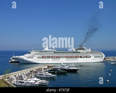 Un paquebot de croisière à monte-carlo Banque D'Images