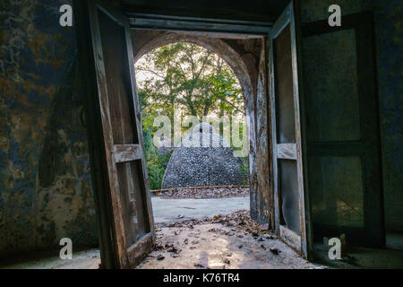 Les cellules de méditation à l'ashram de Maharishi Mahesh Yogi abandonnés beatles (ashram). Banque D'Images