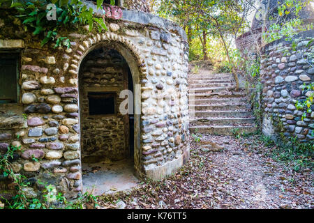 Les cellules de méditation à l'ashram de Maharishi Mahesh Yogi abandonnés beatles (ashram). Banque D'Images