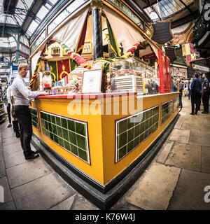 Leeds, kirkgate market, accueil de la première cabine de Marks et Spencer, à Leeds, West Yorkshire, Angleterre. Banque D'Images