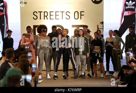 Hailey Baldwin (centre) et 'streets modèles au cours de l'eqt', une présentation de style de la rue pour célébrer le nouveau baldwin hailey campagne adidas eqt lors de la London fashion week ss18 tenue à l'Old Truman Brewery, Londres. photo date : vendredi 15 septembre. crédit photo doit se lire : isabel infantes/pa wire Banque D'Images