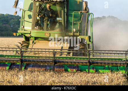 Close up de la cabine et en-tête d'une moissonneuse-batteuse pendant le service, Lancashire, England, UK Banque D'Images