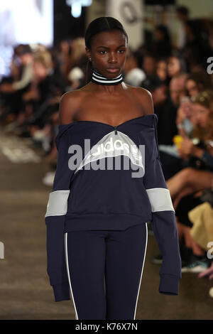 Un modèle sur la piste au cours d'eqt 'streets', une présentation de style de la rue pour célébrer le nouveau baldwin hailey campagne adidas eqt lors de la London fashion week ss18 tenue à l'Old Truman Brewery, Londres. photo date : vendredi 15 septembre. crédit photo doit se lire : isabel infantes/pa wire Banque D'Images