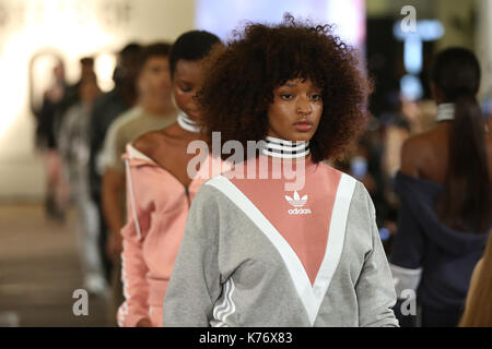 Modèles sur la piste au cours d'eqt 'streets', une présentation de style de la rue pour célébrer le nouveau baldwin hailey campagne adidas eqt lors de la London fashion week ss18 tenue à l'Old Truman Brewery, Londres. photo date : vendredi 15 septembre. crédit photo doit se lire : isabel infantes/pa wire Banque D'Images