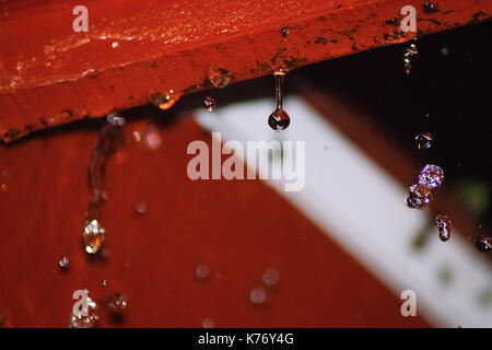 Photo macro des gouttes de pluie tombant pendant l'ouragan Harvey au Texas du Sud. Banque D'Images