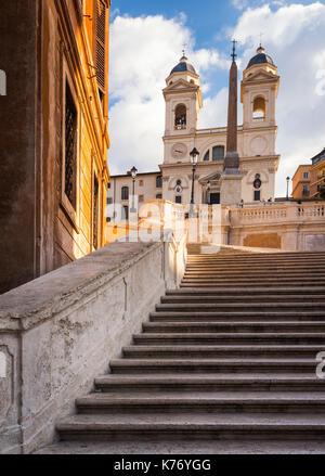 Le côté droit de l'escalier espagnol célèbre à Rome, capitale de l'Italie et la ville éternelle Banque D'Images