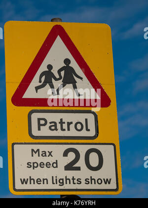 Signe de la circulation, de l'école crossng patrouille, vitesse max 20mph Banque D'Images