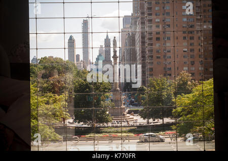 La statue de Christophe Colomb se trouve à Columbus circle à new york le dimanche 10 septembre 2017. Le maire de New York, de blasio a annoncé la nomination de son groupe de travail à étudier si des statues et des monuments, y compris cette statue de Columbus, devrait être retiré en raison de leurs relations avec le racisme. (© richard b. levine) Banque D'Images