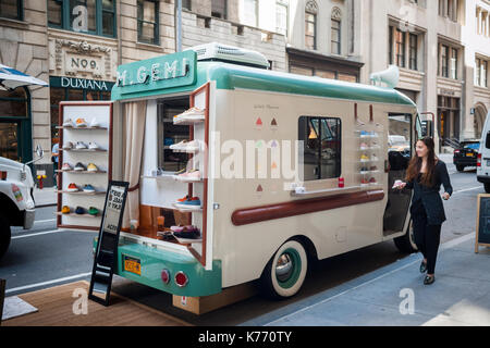 Un camion de crème glacée à l'extérieur d'une grande ouverture de Pottery Barn favorise la m. gemi marque de chaussures fait main italienne à New York, le vendredi 8 septembre 2017. l'entreprise de chaussures de luxe traités les clients potentiels à une gelato quand ils ont essayé sur une paire de chaussures de leur populaire. la marque a levé 32 millions d'accel partners et catalyseur général. (© richard b. levine) Banque D'Images