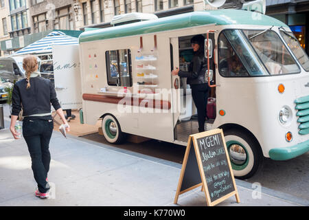 Un camion de crème glacée à l'extérieur d'une grande ouverture de Pottery Barn favorise la m. gemi marque de chaussures fait main italienne à New York, le vendredi 8 septembre 2017. l'entreprise de chaussures de luxe traités les clients potentiels à une gelato quand ils ont essayé sur une paire de chaussures de leur populaire. la marque a levé 32 millions d'accel partners et catalyseur général. (© richard b. levine) Banque D'Images