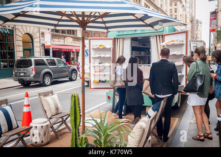 Un camion de crème glacée à l'extérieur d'une grande ouverture de Pottery Barn favorise la m. gemi marque de chaussures fait main italienne à New York, le vendredi 8 septembre 2017. l'entreprise de chaussures de luxe traités les clients potentiels à une gelato quand ils ont essayé sur une paire de chaussures de leur populaire. la marque a levé 32 millions d'accel partners et catalyseur général. (© richard b. levine) Banque D'Images