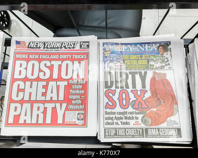 Tous les titres du new york daily news, new york post et rapport sur le mercredi, Septembre 6, 2017 de l'accusation selon laquelle les Red Sox de Boston engagés dans un arrangement raffiné pour voler les signes de la main des Yankees de New York à l'aide d'apple des montres et des autres technologies. (© richard b. levine) Banque D'Images