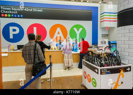 L'emplacement temporaire de toys r us de Times Square à New York le jeudi, septembre 7, 2017. l'emplacement est un retour à la zone après la fermeture de leur ancien magasin en 2015 et restera ouvert au moins jusqu'à ce que les vacances. le détaillant a également embauché à l'extérieur de l'aide juridique afin d'analyser les options de restructuration, y compris une éventuelle faillite, de traiter avec ses 5 milliards de dollars de dette. (© richard b. levine) Banque D'Images