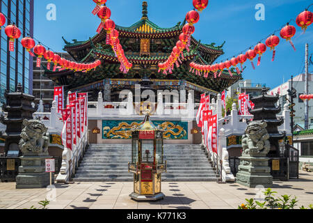 Porte d'entrée au Temple dans le quartier chinois Miao Mazu, Yokohama, Japon, Asie. Banque D'Images