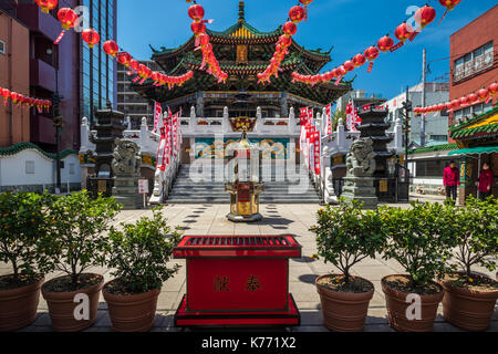 Porte d'entrée au Temple dans le quartier chinois Miao Mazu, Yokohama, Japon, Asie. Banque D'Images