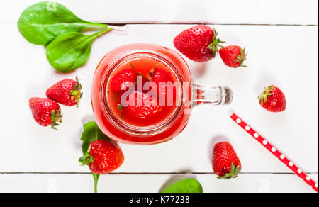 Smoothie aux fraises milkshake ou dans un pot sur fond blanc, des aliments sains pour le petit déjeuner et snack Banque D'Images