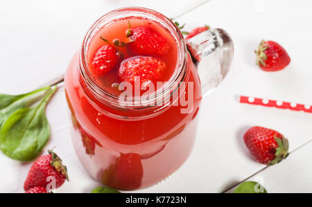 Smoothie aux fraises milkshake ou dans un pot sur fond blanc, des aliments sains pour le petit déjeuner et snack Banque D'Images