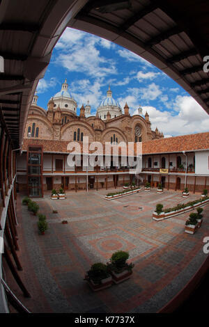 Vue de la cathédrale de l'immaculée conception de Cuenca de la san luis séminaire grand angle. Banque D'Images