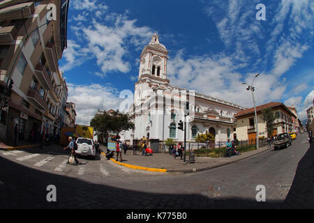 Vue sur l'église de san francisco. cuenca Equateur - grand angle. Banque D'Images