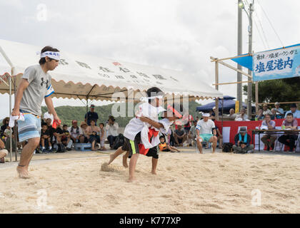 Les enfants de l'école élémentaire de prendre part à un tegumi forme de lutte traditionnelle d'Okinawa. Shioya, Ogimi Village, Okinawa, Japon Banque D'Images