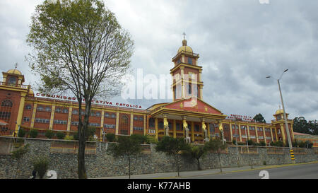 Vue sur l'Université catholique de Cuenca dans le nord de la ville Banque D'Images