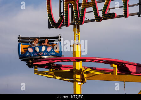 Paysage et portrait des images de l'allée centrale, des manèges et des jeux à une foire automnale annuelle dans le sud-ouest de l'Ontario, Canada. Banque D'Images