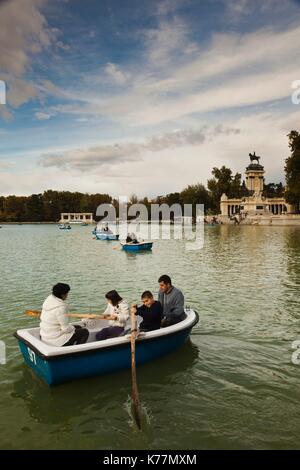 Espagne, Madrid, Parque del Buen Retiro park, Monument au roi Alphonse XII sur l'Estanque lake, Banque D'Images