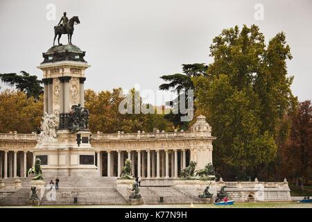 Espagne, Madrid, Parque del Buen Retiro park, Monument au roi Alphonse XII sur l'Estanque lake, Banque D'Images