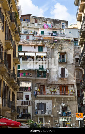 City Apartments en Naples Italie avec hang blanchisserie Banque D'Images