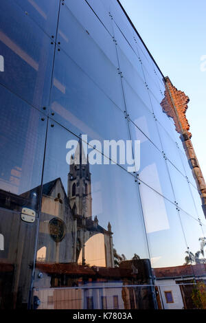 Église Santuario do Caraca reflétée dans les panneaux de verre du sanctuaire, musée rénové après avoir été détruit par un incendie en 1968. Banque D'Images