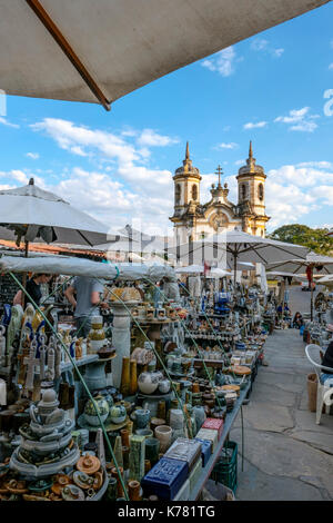 Marché artisanal en plein air, de l'artisanat en pierre en face de l'église de Saint François d'Assise, par l'Aleijadinho, Ouro Preto, Minas Gerais, Brésil. Banque D'Images