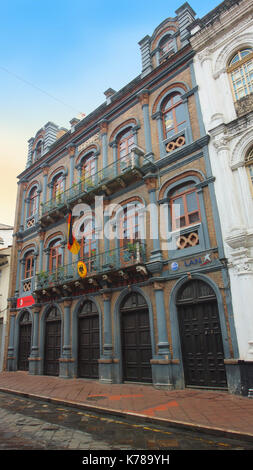 Vue sur une ancienne maison dans la rue Simon Bolivar dans le centre historique de la ville de Cuenca Banque D'Images