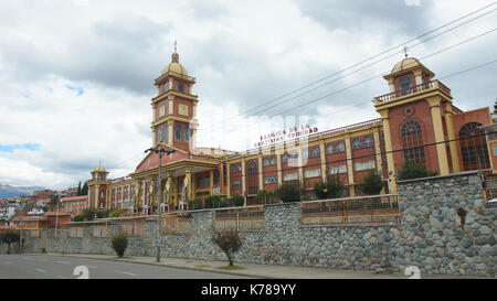 Vue sur l'Université catholique de Cuenca dans le nord de la ville Banque D'Images