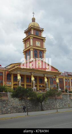 Vue sur l'Université catholique de Cuenca dans le nord de la ville Banque D'Images