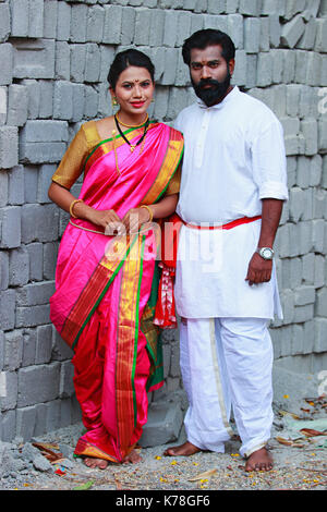 Portrait de couple maharashtrian habillé en nauwari sari et kurta Banque D'Images