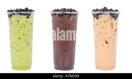 Un assortiment de boissons de thé sur de la glace concassée avec perles fruit isolé sur fond blanc Banque D'Images