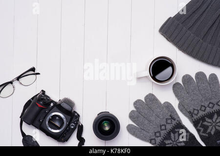 Hiver hommes tenues décontractées avec appareil photo, tasse de café et les lunettes sur fond de bois Banque D'Images