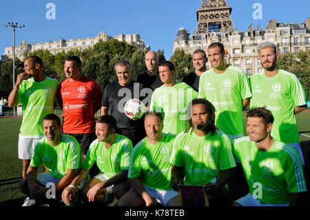 Variété club se rencontre l'équipe de football de l'armée française pour un match de charité, Paris, France Banque D'Images