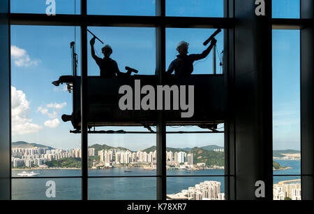 Nettoyage de vitres à grande hauteur,taikoo hong kong. jayne russell/Alamy stock photo Banque D'Images