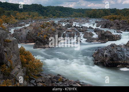 À Great Falls, la rivière Potomac augmente la vitesse et la force comme il tombe sur une série de roches déchiquetées, raide et passe par l'étroite gorge mather Banque D'Images