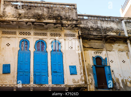 Udaipur, Inde - circa novembre 2016 : avis de chauffage doit en façade typique udaipur Banque D'Images