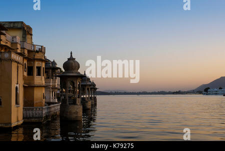 Udaipur, Inde - circa novembre 2016 : le lac Pichola au coucher du soleil à Udaipur Banque D'Images