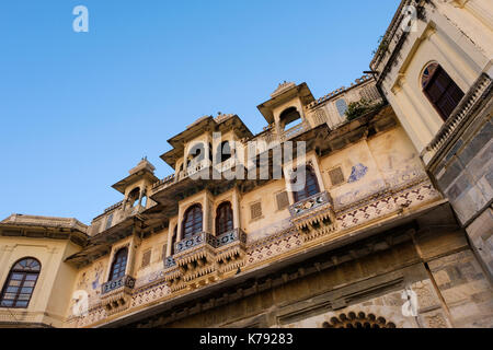 Udaipur, Inde - circa novembre 2016 : avis de chauffage doit en façade typique udaipur Banque D'Images