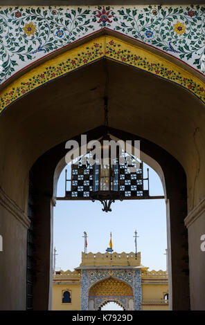 Udaipur, Inde - circa novembre 2016 : des détails architecturaux du palais de ville à Udaipur Banque D'Images